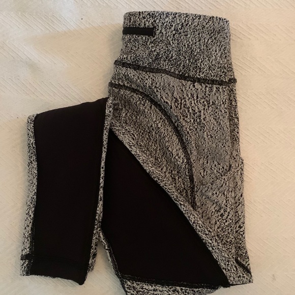 Lululemon printed leggings size 4 - Picture 2 of 5